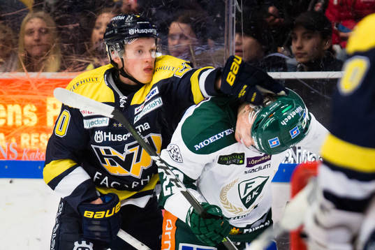 s Lawrence Pilut mot Färjestads Tim Stapleton