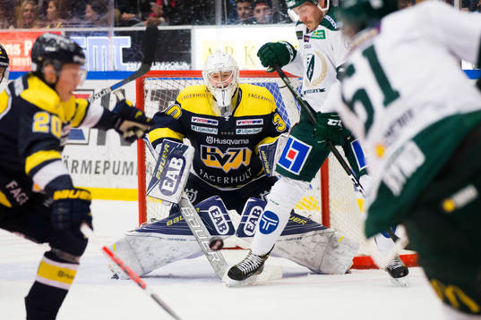 s målvakt Linus Söderström räddar skott från