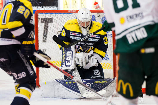 s målvakt Linus Söderström räddar skott från