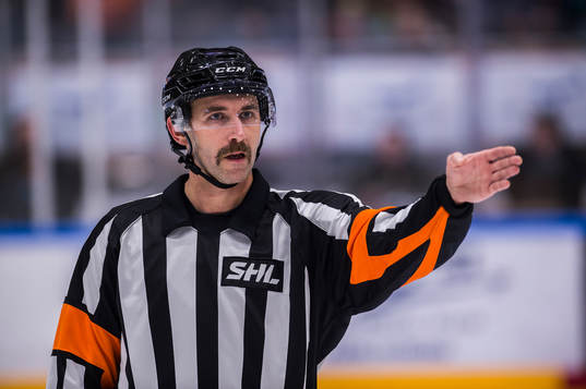 Domare Linus Öhlund med Movember mustasch
