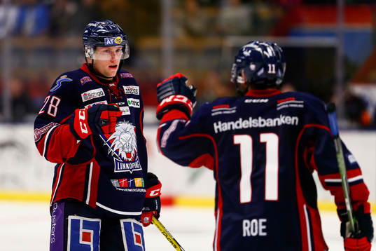Linköpings Emil Kristensen jublar mot Garret Roe