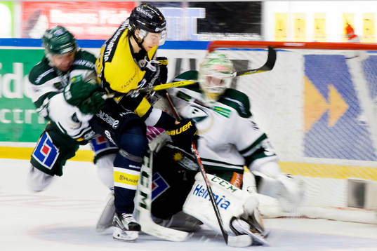 s Kevin Stenlund attackerar Färjestads målvakt Lars Haugen