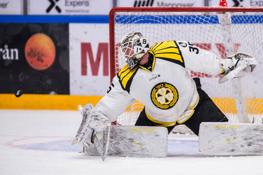 Brynäs målvakt David Rautio räddar