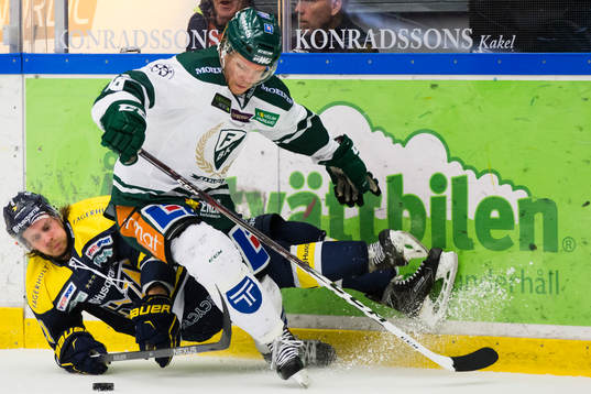 s Mattias Tedenby och Färjestads Andreas Jämtin i duell