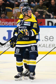 s Mattias Tedenby hålls tillbaka av Teemu Laine när han