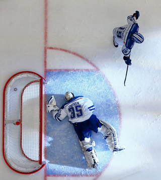 Leksands Alexander Ytterell och målvakt Atte Engren deppar