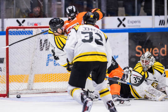 Brynäs målvakt David Rautio ser hur Karlskronas Alexander