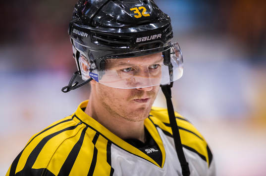 Brynäs Nick Johnson innan ishockeymatchen i SHL mellan