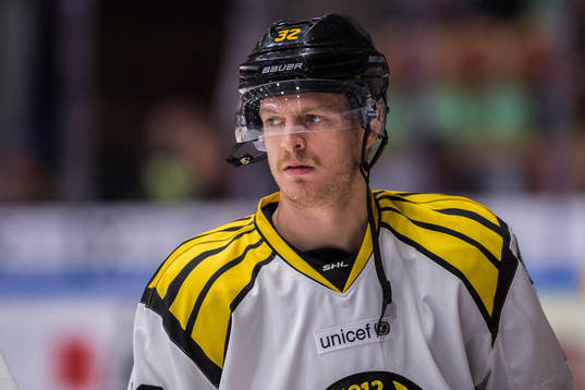 Brynäs Nick Johnson innan ishockeymatchen i SHL mellan