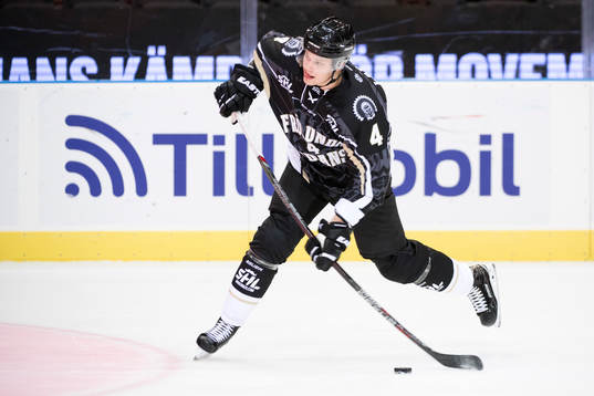 Frölundas Jacob Larsson värmer upp innan ishockeymatchen