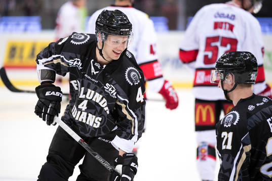 Frölundas Jacob Larsson värmer upp innan ishockeymatchen