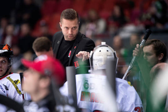 Örebros tränare Johan Tornberg pekar på målvakt Axel