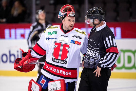 Örebros målvakt Julius Hudacek pratar med domaren