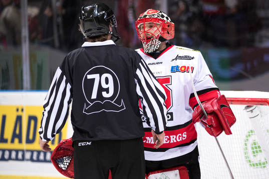 Örebros målvakt Julius Hudacek pratar med domaren
