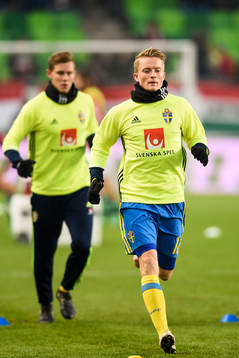 Sveriges Sam Larsson värmer upp