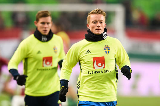 Sveriges Sam Larsson värmer upp