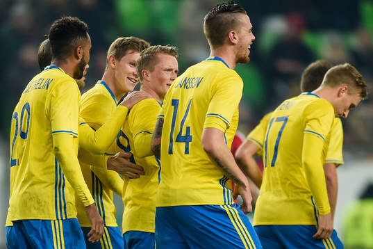 Sveriges Sam Larsson (m) jublar med lagkamrater