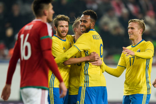 Sveriges Sam Larsson (m) kramas om av Marcus Rohdén och