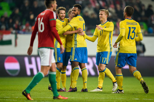 Sveriges Sam Larsson (m) kramas om av Marcus Rohdén och