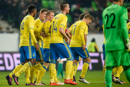 Sveriges Sam Larsson (m) jublar med lagkamrater