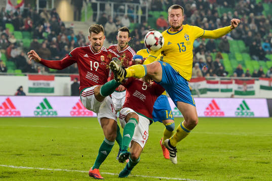 Ungerns Tamas Priskin och Sveriges Jakob Johansson