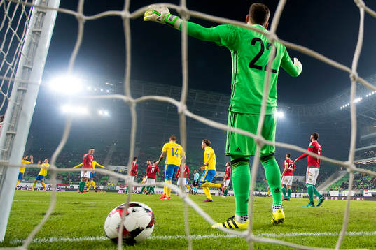 Sveriges Sam Larsson gör 1-0 bakom Ungerns målvakt Balazs