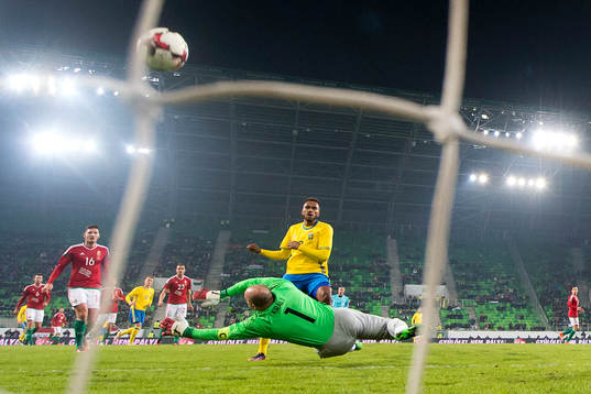 Sveriges Isaac Kiese Thelin överlistar Ungerns målvakt