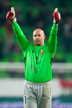 Ungerns målvakt Gabor Kiraly tackar publiken