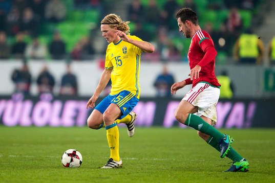 Sveriges Oscar Hiljemark och Ungerns Akos Elek