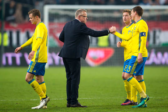 Sveriges förbundskapten Janne Andersson tackar Victor