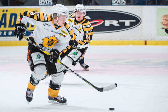 Skellefteås Andreas Wingerli följer Tim Söderlund med