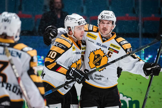 Skellefteås Jimmie Ericsson (th) gör 1-2 och jublar med