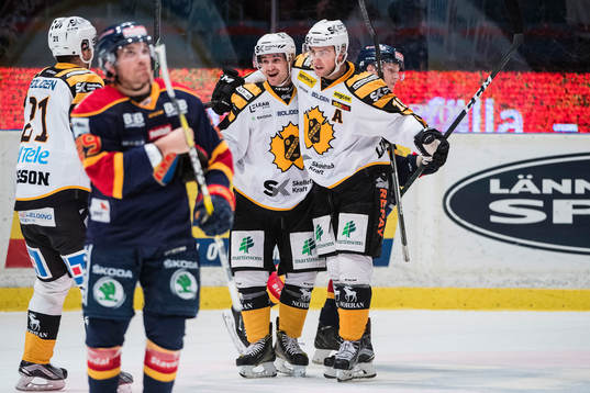 Skellefteås Andrew Calof (m) gör 1-1 och jublar med