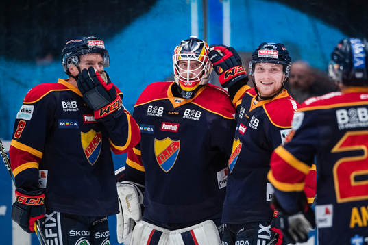 Djurgårdens Ville Varakas och Linus Hultström jublar med