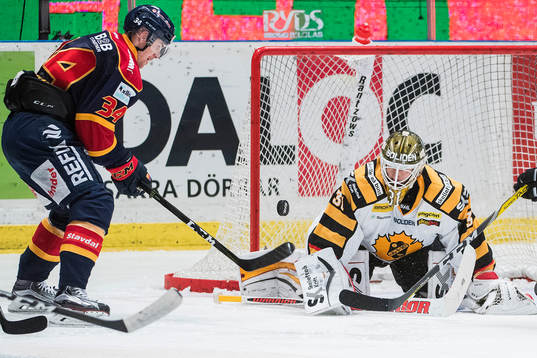 Djurgårdens Daniel Brodin framför Skellefteås målvakt