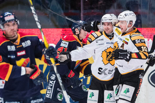 Skellefteås Andrew Calof (m) gör 1-1 och jublar med