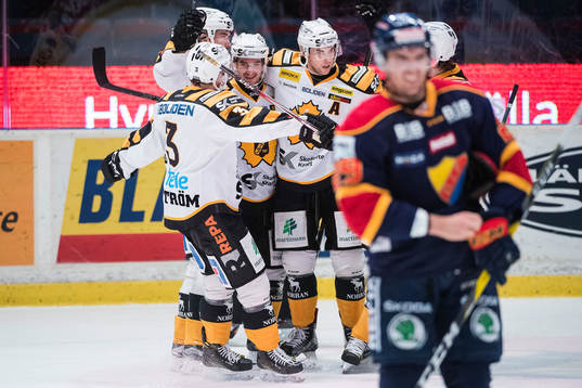 Skellefteås Andrew Calof (m) gör 1-1 och jublar med