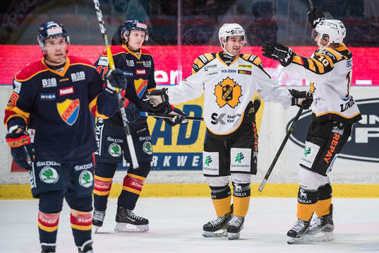 Skellefteås Andrew Calof (m) gör 1-1 och jublar med