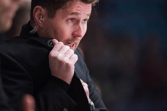 Skellefteås tränare Stefan Klockare pratar i ett headset