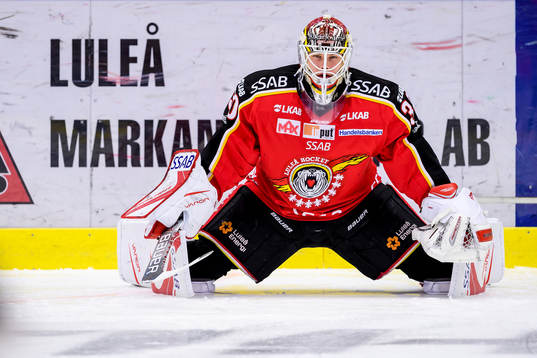 Luleås målvakt Filip Gustavsson på uppvärmningen