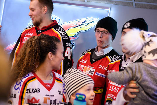 Luleås petade stjärna Tim Kennedy (m) hjälper till och