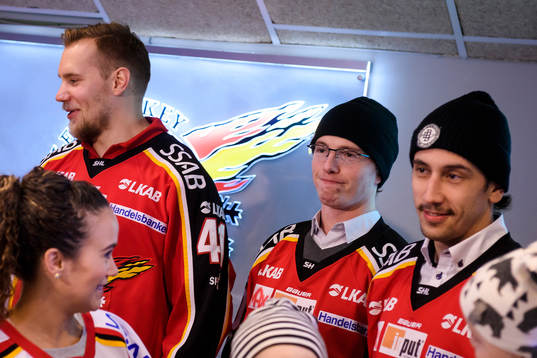 Luleås petade stjärna Tim Kennedy (m) hjälper till och