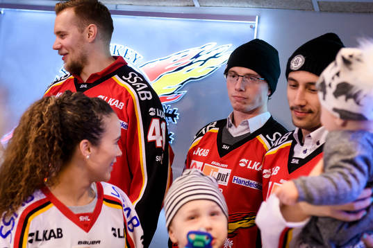 Luleås petade stjärna Tim Kennedy (m) hjälper till och