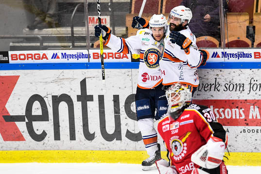 Växjös Geoff Platt och Linus Fröberg jublar