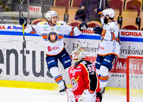 Växjös Geoff Platt (v) jublar