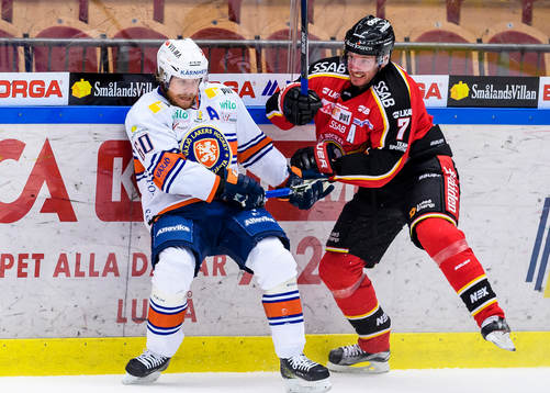 Luleås Jan Sandström tacklar Växjös Erik Josefsson