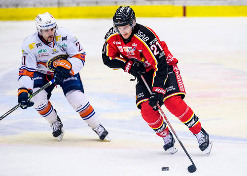 Luleås Bill Sweatt med pucken