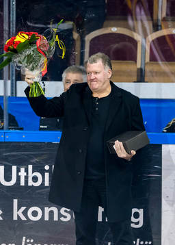 Luleås gamla spelare Lasse Lindgren får blommor
