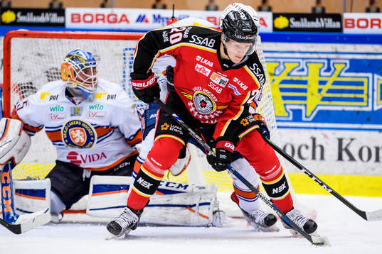 Luleås Gustav Rydahl med pucken