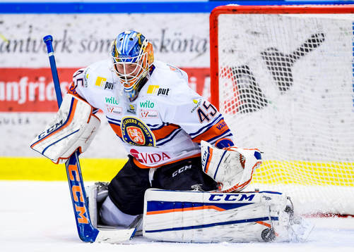 Växjös målvakt Viktor Andrén räddar ett skott